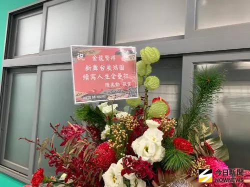 ▲胡金龍引退，味全龍陳禹勳送上祝福花籃。（圖／記者陳柏翰攝,2025.09.20）