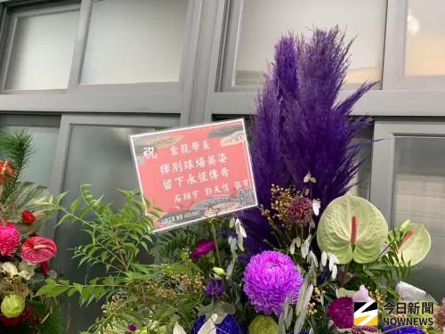 ▲胡金龍引退，南英學弟石翔宇、郭天信送上祝福花籃。（圖／記者陳柏翰攝,2025.09.20）