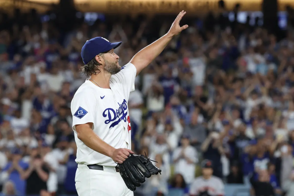 ▲洛杉磯道奇傳奇左投克蕭主場謝幕戰全場5萬人起立高喊傳奇，卻因Apple TV+獨家轉播惹怒道奇球迷。（圖／路透／達志影像）