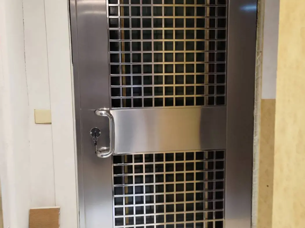 ▲許多人都會在家門口裝外開式的防盜鐵門，但要是「開啟半徑和樓梯寬度的迴轉半徑相交」的話，就違反消防法規，需要拆除。（示意圖／翻攝畫面）