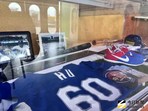 ▲胡金龍引退賽，統一獅球團設展供球迷觀覽各時期球衣。（圖／記者陳云茹攝,2025.09.20）