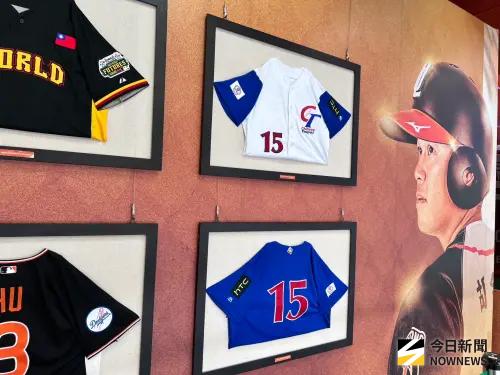 ▲胡金龍引退賽，統一獅球團設展供球迷觀覽各時期球衣。（圖／記者陳云茹攝,2025.09.20）