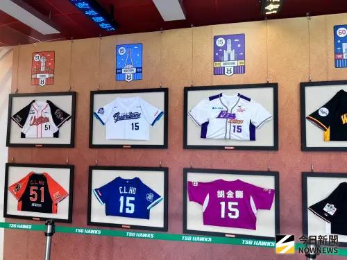 ▲胡金龍引退賽，統一獅球團設展供球迷觀覽各時期球衣。（圖／記者陳云茹攝,2025.09.20）