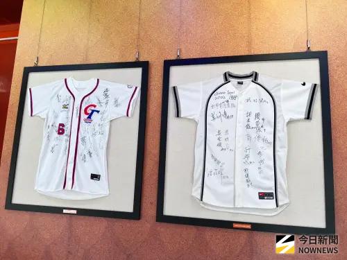 ▲胡金龍引退賽，統一獅球團設展供球迷觀覽各時期球衣。（圖／記者陳云茹攝,2025.09.20）