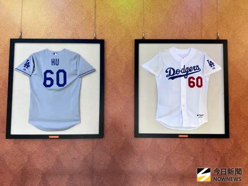 ▲胡金龍引退賽，統一獅球團設展供球迷觀覽各時期球衣。（圖／記者陳云茹攝,2025.09.20）