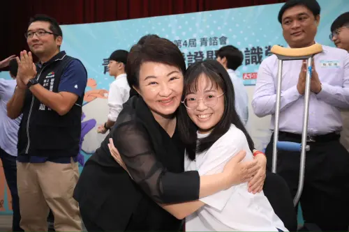 影／不管主席選舉盧秀燕好忙！拉領帶比愛心樂抱嬰　開心做這事　
