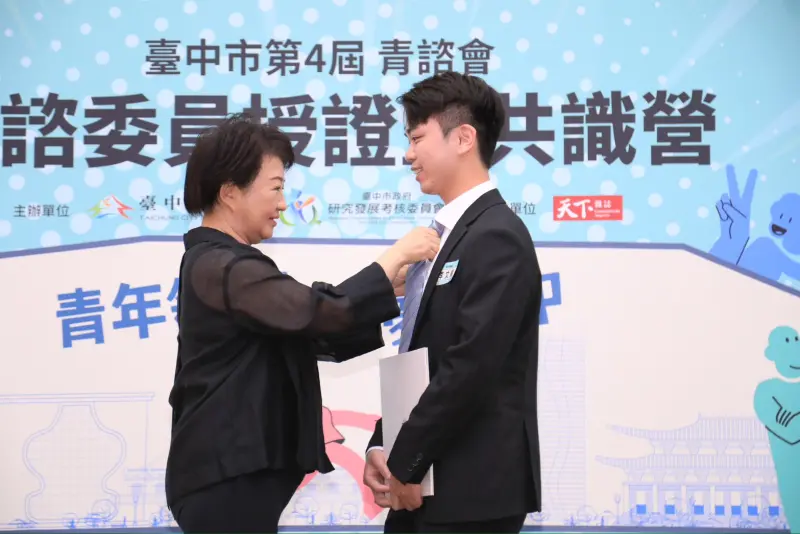    ▲台中市長盧秀燕授證時，主動幫青諮委員整理領帶。（圖／台中市政府提供，2025.09.20）  