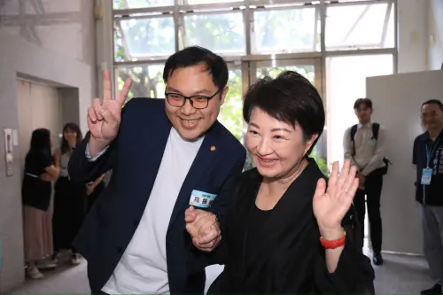 ▲盧秀燕和青諮委員羅振維對著鏡頭一起祝福百歲嬤生日快樂。（圖／台中市政府提供，2025.09.20）