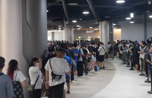 富邦悍將女孩主題日／球迷目標明確！B2商品店擠爆　檢票口卻沒人
