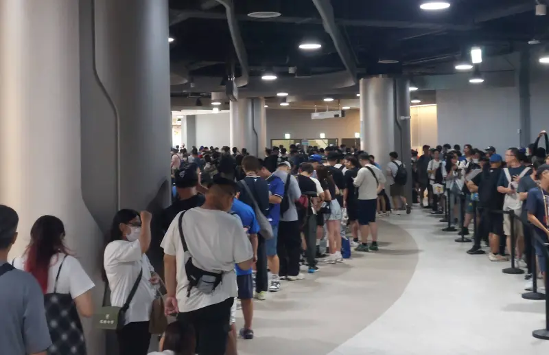 ▲富邦悍將下半季壓軸「寵愛天使」Fubon Angels女孩主題日首日，爆滿球迷擠在B2排隊，B1進球場的檢票口卻沒人，形成鮮明對比。（圖／記者林柏年攝,2025.09.20）