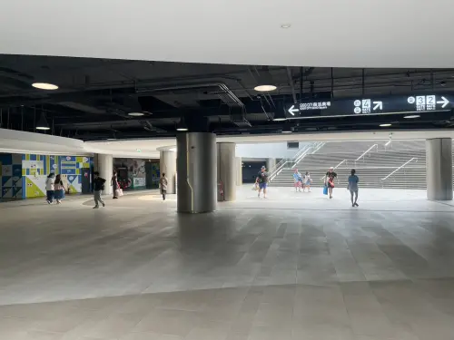 ▲相比於大巨蛋B2排隊人潮的熱鬧盛況，B1人潮卻相對稀疏，形成鮮明對比。（圖／記者林子翔攝）