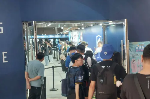 ▲球迷等待進場購買富邦悍將「寵愛天使」Fubon Angels女孩主題日商品。（圖／記者林柏年攝,2025.09.20）