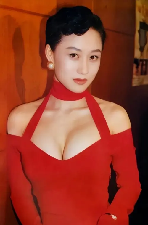 ▲利智有雍容的長相和噴火的身材，獲選亞姐冠軍後，在香港成為熱門話題人物，也在演藝圈當紅搶手。（圖／翻攝自小紅書）