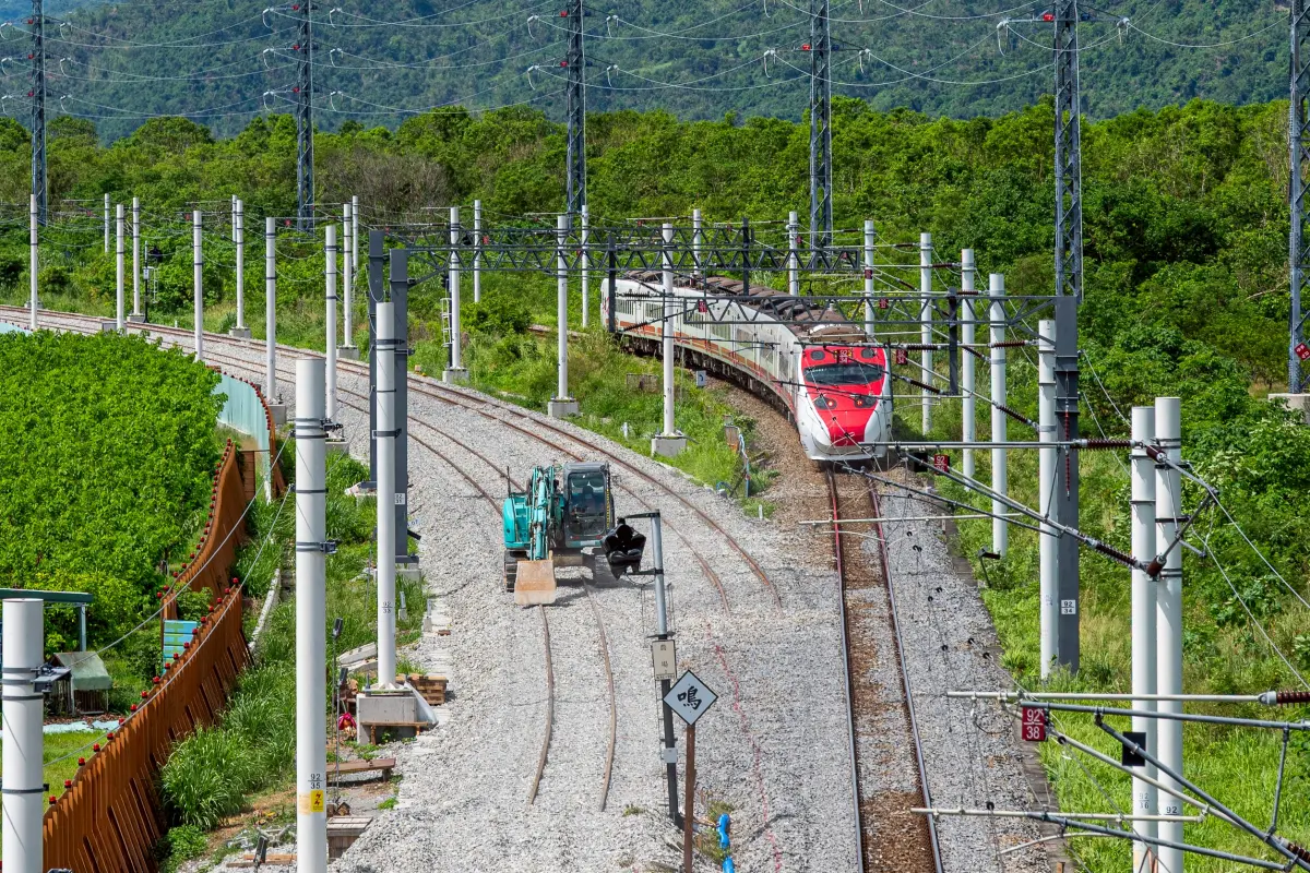 ▲鐵道局已將康樂至知本間之東正線切換至西正線，預計12月完成台東至康樂間的切換，目標2027年底台東至知本雙軌通車。（圖╱鐵道局提供）