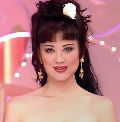 ▲宮雪花曾在47歲參加亞姐選美，掀起一堆話題，還使「選擇性失憶」成為熱門名詞。（圖／翻攝自小紅書）