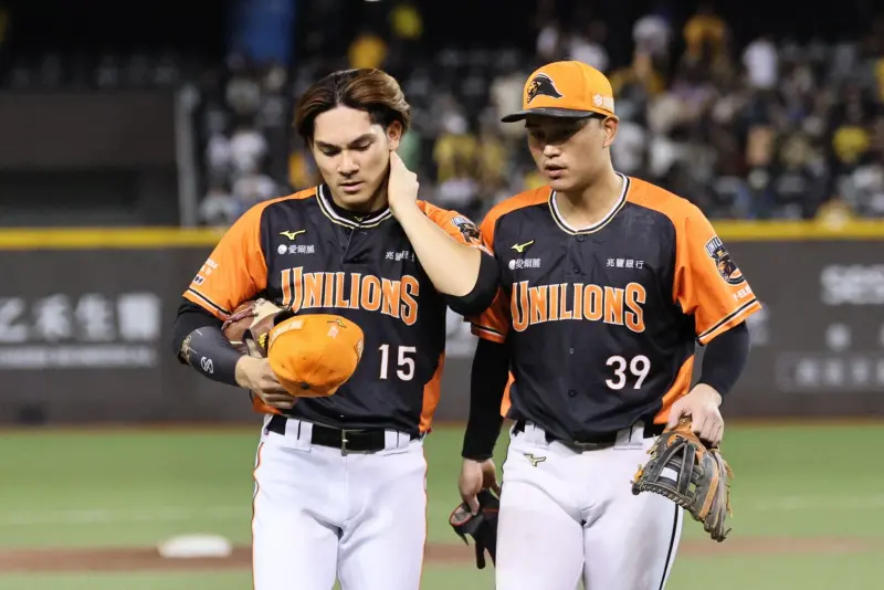 ▲統一獅游擊手陳聖平（左）昨日發生再見失誤，獅隊最後以0：1不敵中信兄弟。（圖／統一獅提供）