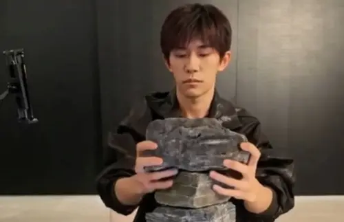 于朦朧疑遭虐殺！易烊千璽突直播無聲堆石頭　疑被推出來壓熱搜
