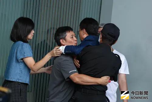 ▲前彰化縣長卓伯源試圖闖入遭中天警衛擒抱。（圖／記者朱永強攝，2025.09.20）