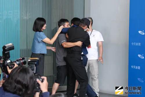 ▲前彰化縣長卓伯源試圖闖入遭中天警衛擒抱。（圖／記者朱永強攝，2025.09.20）