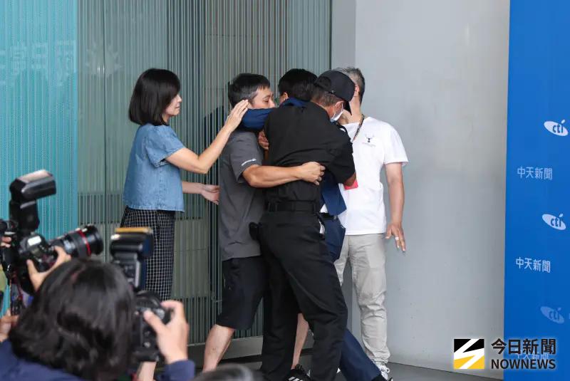    ▲前彰化縣長卓伯源試圖闖入遭中天警衛擒抱。（圖／記者朱永強攝，2025.09.20）  
