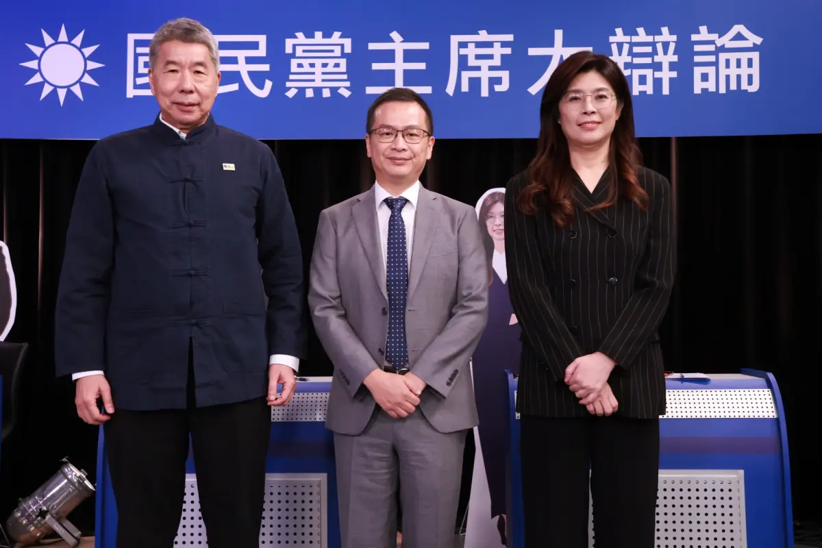 ▲國民黨主席選舉，20日舉辦首場辯論會，候選人藍委羅智強、前立委鄭麗文、孫文學校總校長張亞中（左起）同台交鋒。（圖／中天新聞提供）