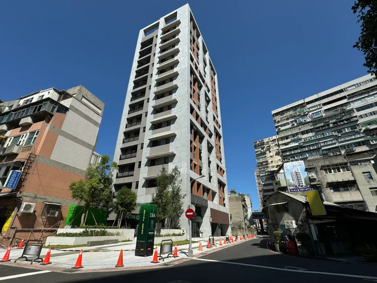 ▲臺北市財政局19日公告，釋出19戶「都更分回市有房地」，包含捷運忠孝復興站附近的「親家JIA」，起標價在4728萬至4815多萬元間。（圖／Google評價）