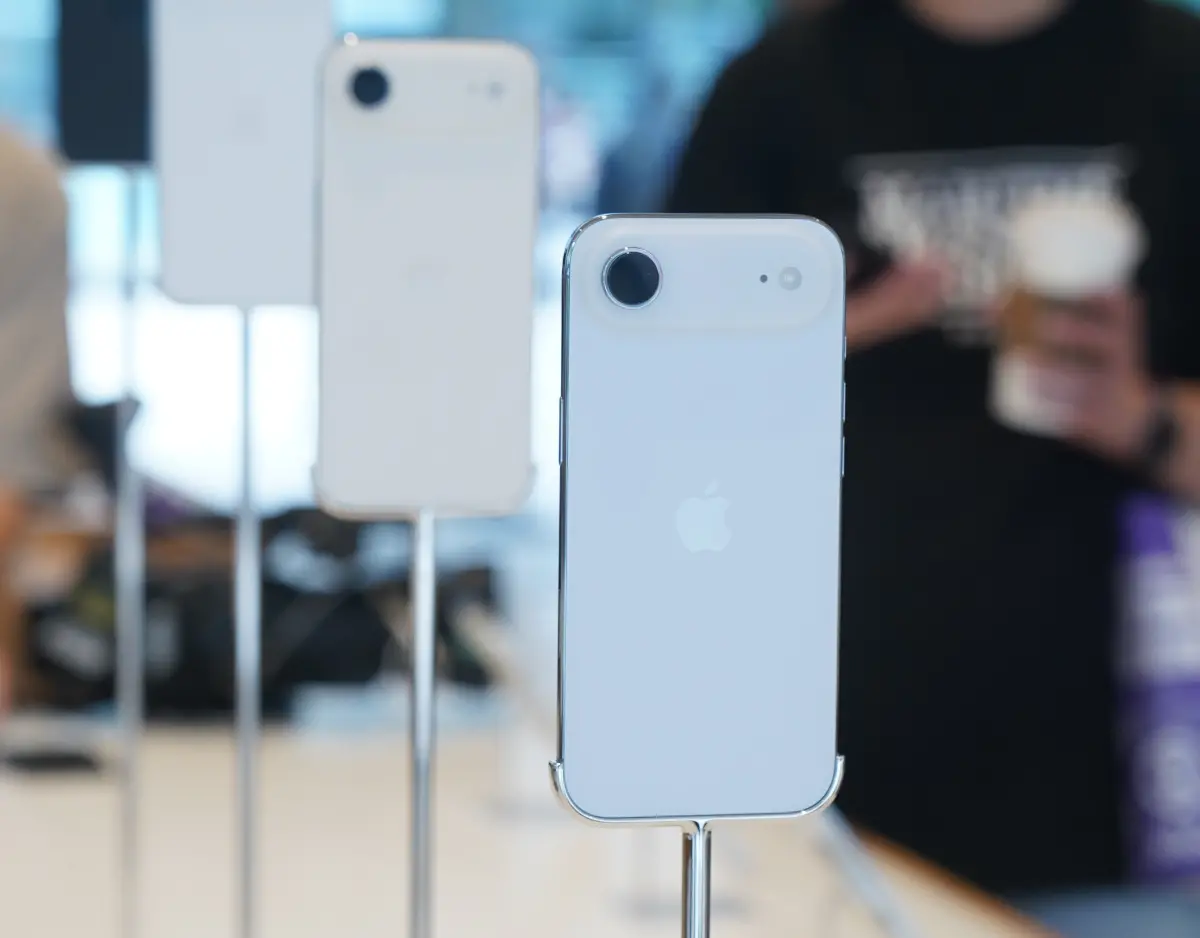 ▲iPhone Air目前通路降價幅度高，從上市以來總降價金額已將達到5910元，會是更好入手的時間點。（圖／記者林敬原攝）