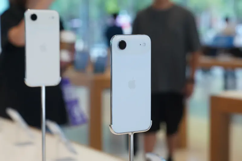 ▲iPhone Air買氣不佳，傳出通訊行降價來救買氣，最多降價超過3000元。（圖／記者林敬原攝）