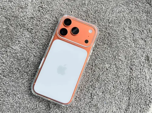 ▲iPhone 17 Pro搭配原廠透明手機殼，下方會多一片白色的設計，可能連果粉都很難挺下去。（圖／記者周淑萍攝）