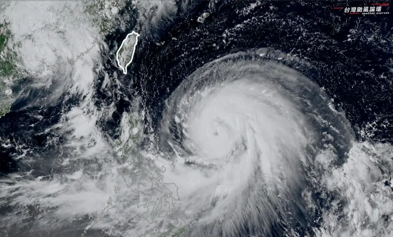 ▲樺加沙颱風目前已升級中颱，但仍在持續增強中，天氣粉專「台灣颱風論壇」表示，颱風眼已逐漸形成。（圖／翻攝自臉書粉專「台灣颱風論壇」）