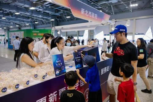 ▲民眾前往新北市展攤參與互動遊戲