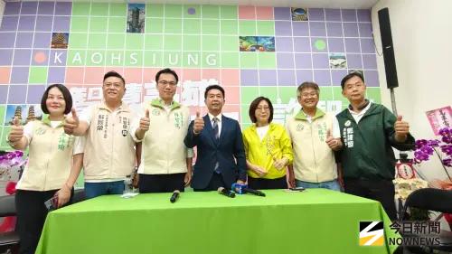 ▲議長康裕成也率多位高雄市議員及市議員擬參選人到場力挺。(圖／記者郭凱杰攝,2015.09.20)