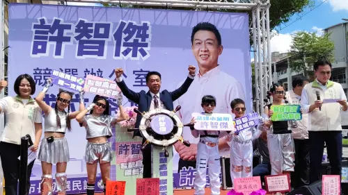 ▲許智傑邀請小朋友一同握住船舵，象徵他已準備好擔任高雄持續航向夢想的掌舵手，引領市民迎向更美好的未來。(圖／記者郭凱杰攝,2015.09.20)