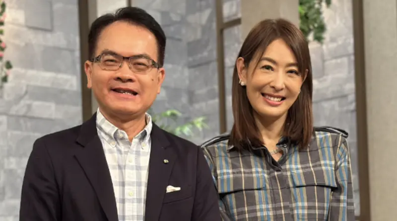 ▲台北101董事長賈永婕（右）登上鄭弘儀（左）節目《話時代人物》，暢聊上任1年來心路歷程，起初飽受外界抨擊，但她心態調適得宜，以行動來回應酸民質疑。（圖／三立提供）