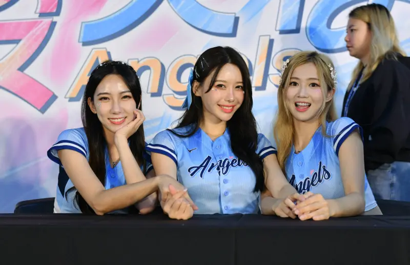 ▲富邦悍將「寵愛天使」主題日限定毛巾引發瘋搶，球團祭出每人限購1條的規定，《NOWnews》詢問現場銷售人員，其中韓援三本柱李雅英、李珠珢與南珉貞依舊穩坐銷售冠軍，本土人氣王則以慈妹跟禾羽最熱銷。（圖／記者林柏年攝,2025.09.20）