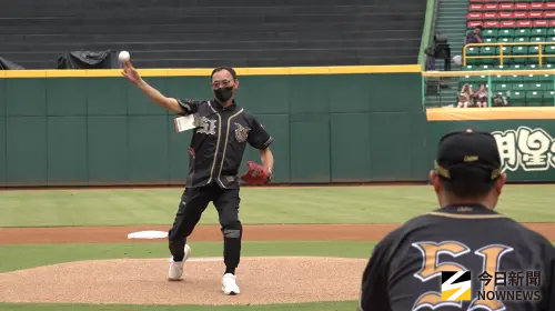 ▲統一獅胡金龍引退賽，昔日南英商工恩師「牛爸」陳献榮擔任開球嘉賓。（圖／記者陳云茹攝,2025.09.20）