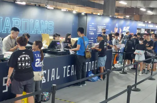 ▲不少富邦悍將球迷就在Threads上提到，儘管現場人潮很多，但都很遵守規定。（圖／記者林柏年攝,2025.09.20）