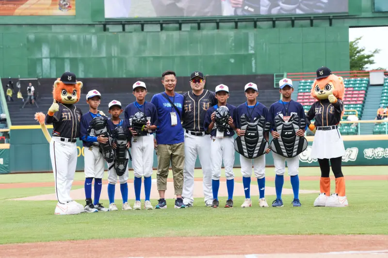 ▲統一獅胡金龍引退賽，賽前進行捐贈儀式，胡金龍回饋基層母校30萬球具。（圖／統一獅提供）