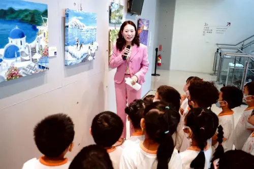 ▲沈青蓉在「藝術初心・美的遊蹤」個展上親自導覽，分享畫作背後的故事與創作初心。（圖／主辦單位提供）