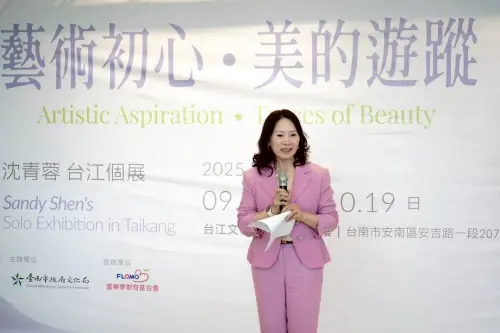 ▲沈青蓉於「藝術初心・美的遊蹤」台江個展開幕式上致詞，分享多年創作心路歷程與展覽理念。（圖／主辦單位提供）