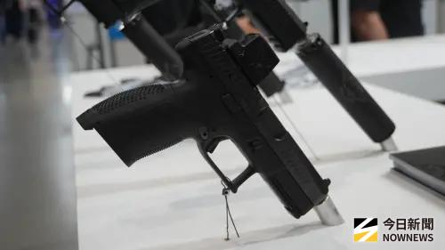▲台北航太國防展中，展出調查局新購的CZ P-10C手槍。（圖／記者呂炯昌攝）