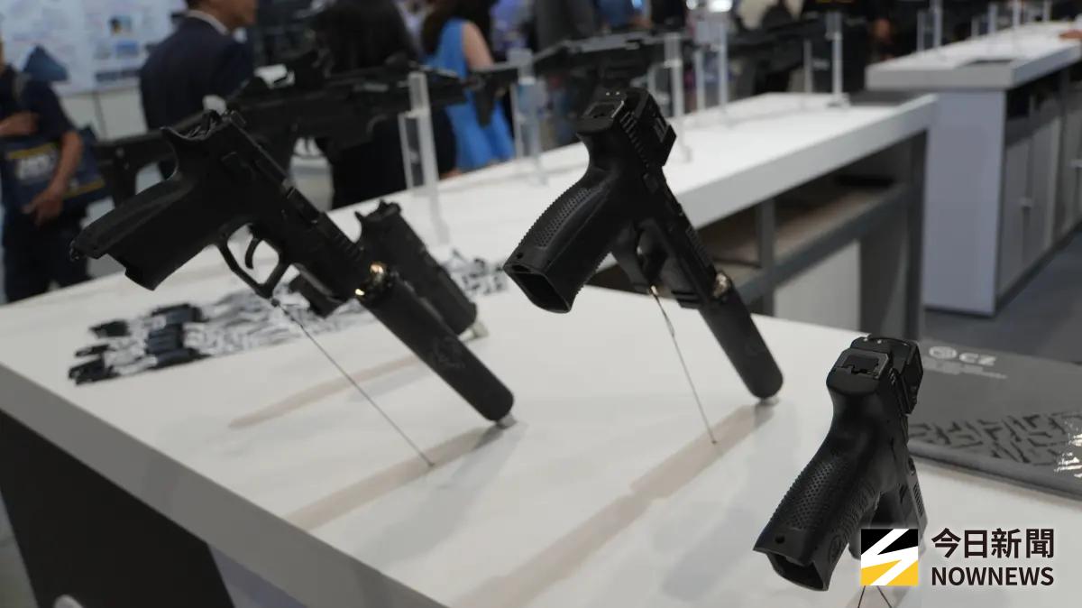 ▲2025台北航太國防展中，展出調查局新購的CZ P10C手槍。（圖／記者呂炯昌攝）