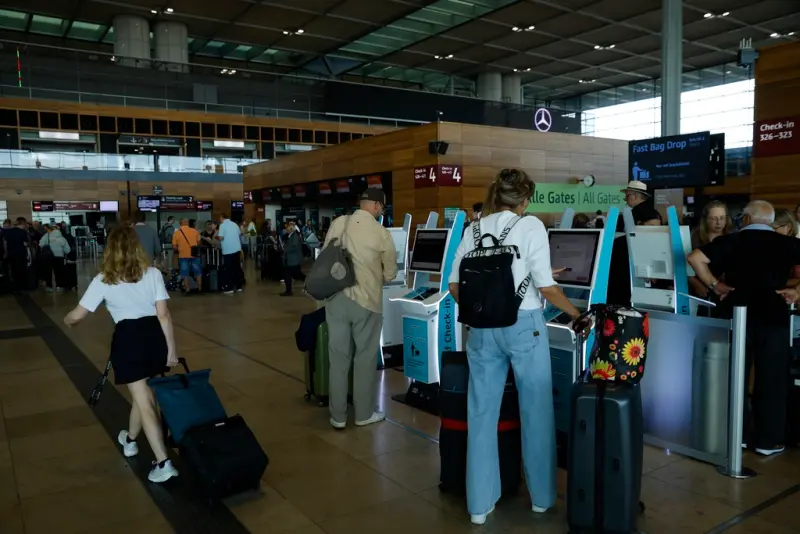    ▲德國柏林布蘭登堡機場旅客大排長龍。（圖／美聯社／達志影像）  