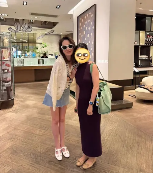 ▲Melody驚喜現身香港！親切搭肩與粉絲合照　大長腿踩愛馬仕超吸睛。（圖／翻攝自小紅書）