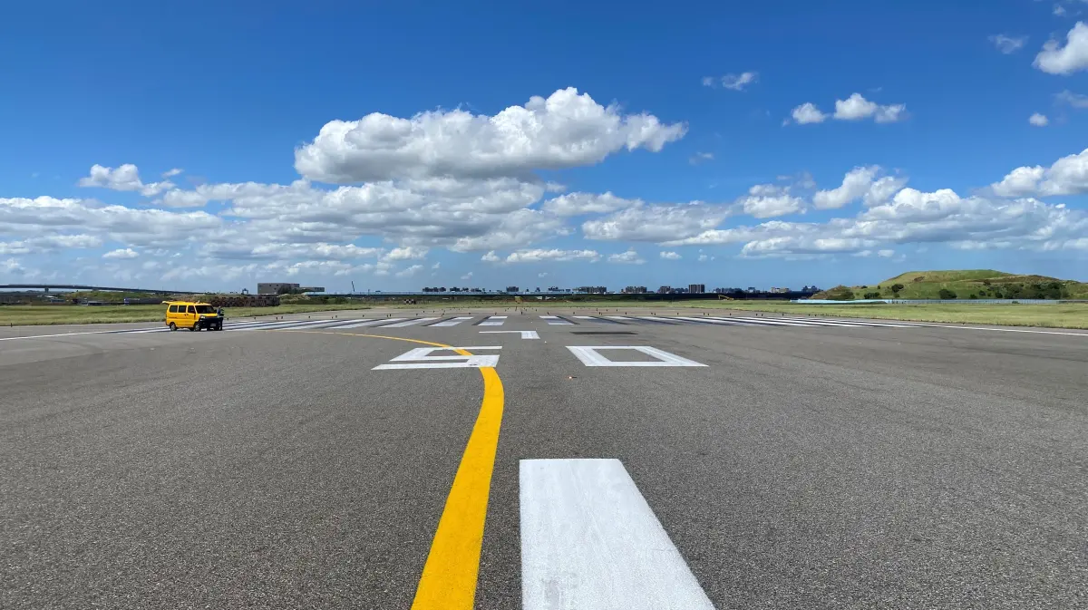 ▲為持續優化營運服務品質，桃園機場將於11月份，利用既有夜間巡場關閉跑道時段，對北跑道進行歲修維護作業。（圖／機場公司提供）