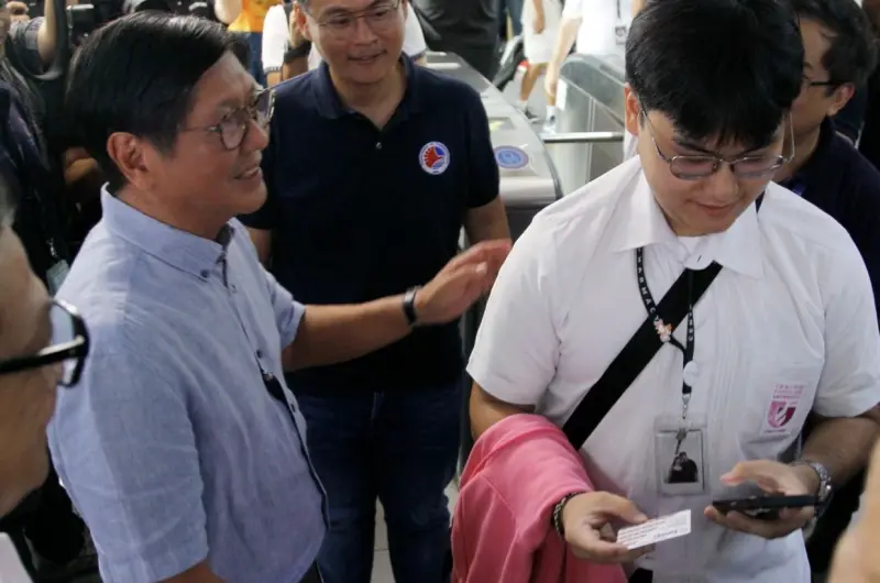 ▲菲律賓總統小馬可仕9月20日出席在馬尼拉LRT-2樂格達（Legarda）站舉行的學生Beep卡啟用活動，與學生互動並了解卡片優惠與申辦流程。（圖／翻攝自Manila Bulletin）