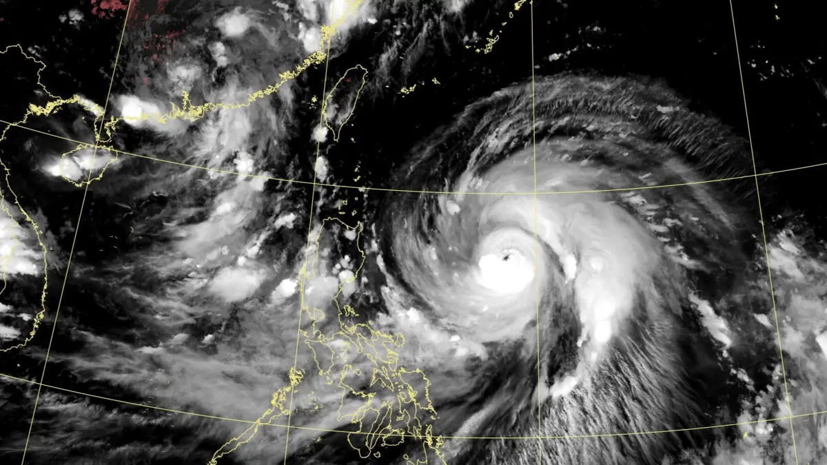 ▲樺加沙颱風開眼了！從雲圖上可見明顯的颱風眼，恐挑戰今年最強颱風，影響台灣時間已提前至周一晚間。（圖／中央氣象署www.cwa.gov.tw）