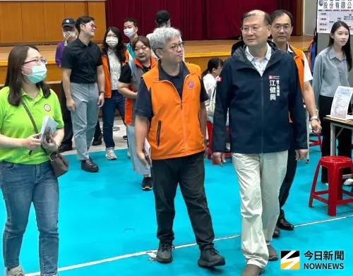 ▲高雄市政府勞工局局長江健興(右1)，由訓練就業中心主任宋世宏(右2)陪同，為求職者加油打氣。(圖／記者黃守作攝，2025.09.20)