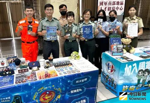 ▲高雄市政府勞工局舉辦樂業高雄幸福融融徵才活動，國軍南部人才招募中心、海巡署東南沙分署等單位均派員到場服務。(圖／記者黃守作攝，2025.09.20)