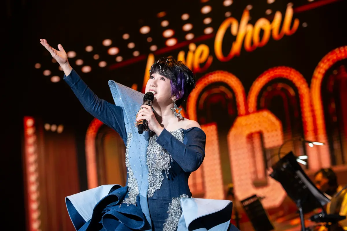 ▲65歲歌手周思潔（左）以17年還清1億元債務，整形天后顧婕分析，換算成現值就是20億元新台幣。（圖／大大娛樂提供）